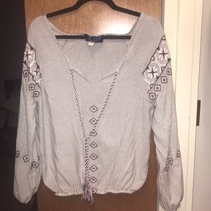 Loose fit sleeves with maroon embroidery